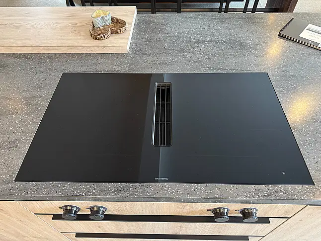 Moderne, elegante Einbauküche mit Wandzeile, Kochinsel, Baransatz und rückwertigem Sideboard, sowie Arbeitsplatte aus Corian-Mineralwerkstoff