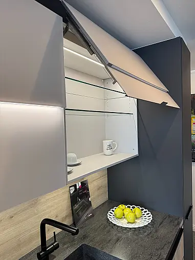 Moderne, elegante Einbauküche mit Wandzeile, Kochinsel, Baransatz und rückwertigem Sideboard, sowie Arbeitsplatte aus Corian-Mineralwerkstoff