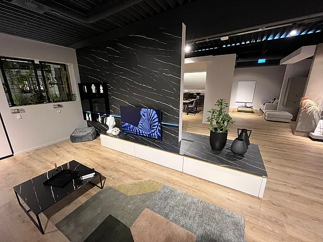 Exklusive Anbauwand / Wohnwand / Mediawand - 2 Seiten - Viel LED-Beleuchtung - Sign-Emotion Vitrinen - Rückwände inkl.