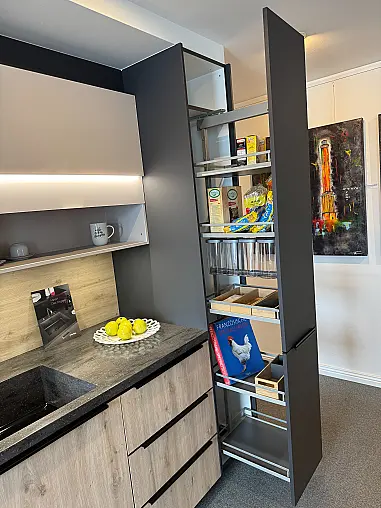 Moderne, elegante Einbauküche mit Wandzeile, Kochinsel, Baransatz und rückwertigem Sideboard, sowie Arbeitsplatte aus Corian-Mineralwerkstoff