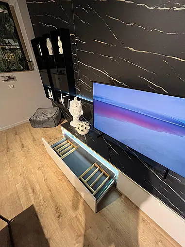 Exklusive Anbauwand / Wohnwand / Mediawand - 2 Seiten - Viel LED-Beleuchtung - Sign-Emotion Vitrinen - Rückwände inkl.