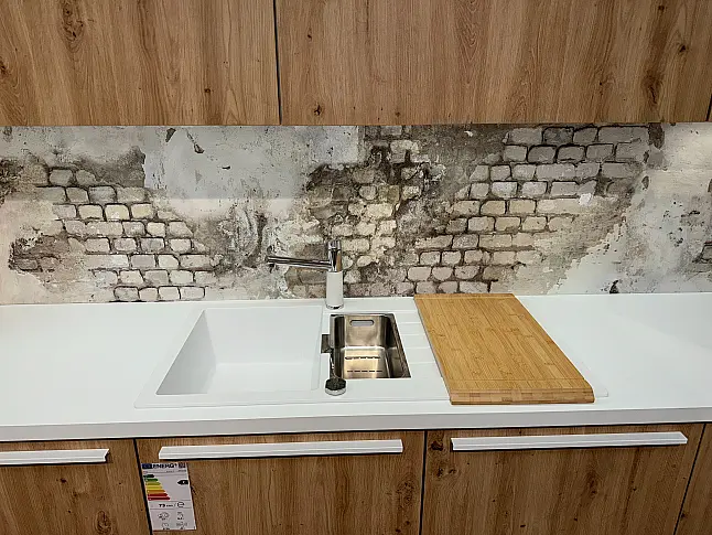 Natürliche Eleganz: Große, helle Küche in Holzoptik