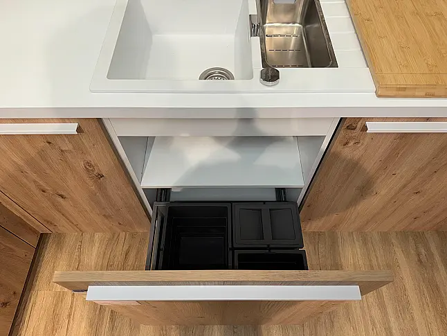 Natürliche Eleganz: Große, helle Küche in Holzoptik