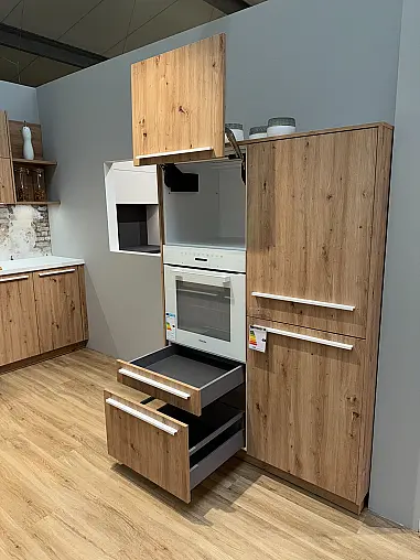 Natürliche Eleganz: Große, helle Küche in Holzoptik