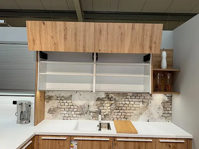 Natürliche Eleganz: Große, helle Küche in Holzoptik
