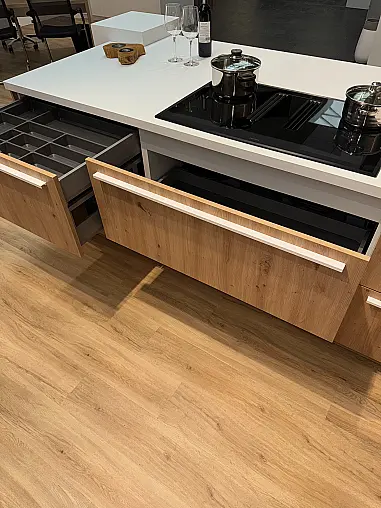 Natürliche Eleganz: Große, helle Küche in Holzoptik