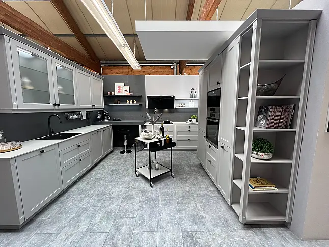 Nordische moderne Landhausküche als Musterküche im Abverkauf