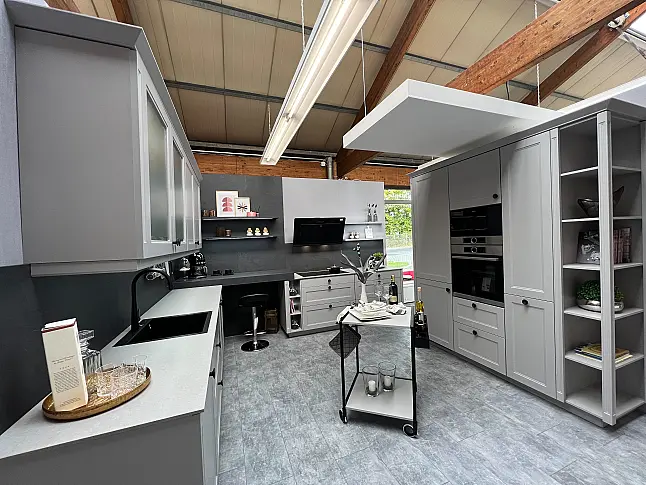 Nordische moderne Landhausküche als Musterküche im Abverkauf