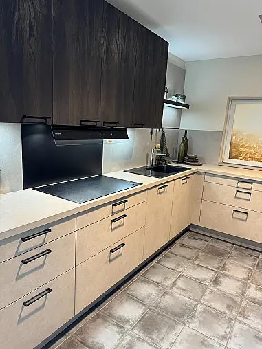 Heller Sandstein-Farbton trifft auf elegantes Holzdekor Blackwood