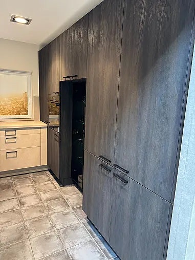 Heller Sandstein-Farbton trifft auf elegantes Holzdekor Blackwood