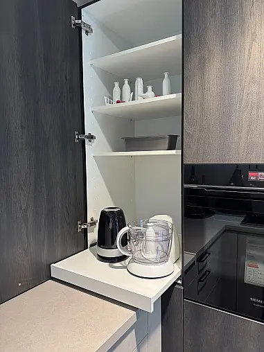 Heller Sandstein-Farbton trifft auf elegantes Holzdekor Blackwood
