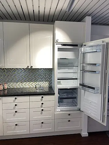 moderne Landhausküche, Hochglanz Weiß mit Naturstein 30mm Coffee Brown, Siemens &amp; Miele, Systemceram-Becken Unterbau
