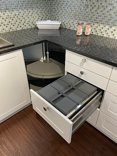 moderne Landhausküche, Hochglanz Weiß mit Naturstein 30mm Coffee Brown, Siemens &amp; Miele, Systemceram-Becken Unterbau
