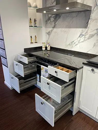 moderne Landhausküche, Hochglanz Weiß mit Naturstein 30mm Coffee Brown, Siemens &amp; Miele, Systemceram-Becken Unterbau