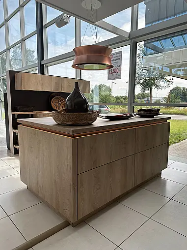 kleine Inselküche im gemütlichen Materialmix - Kupfer und Holz