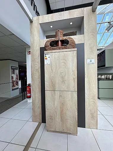 kleine Inselküche im gemütlichen Materialmix - Kupfer und Holz