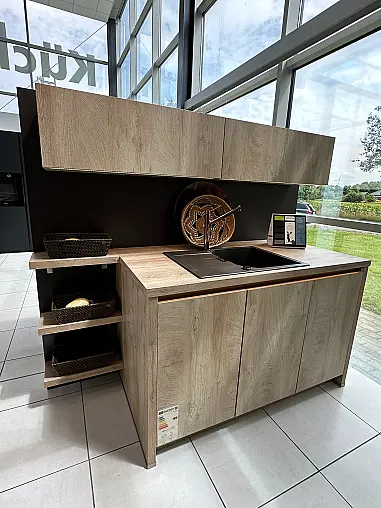 kleine Inselküche im gemütlichen Materialmix - Kupfer und Holz