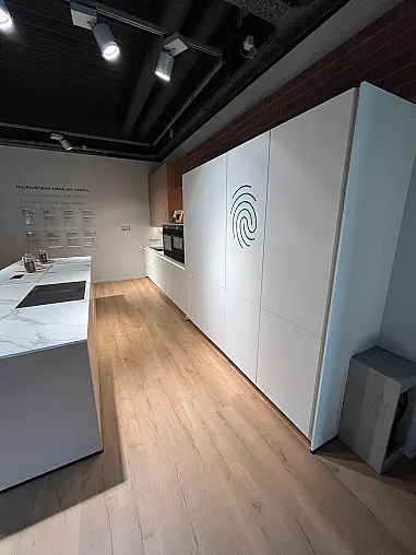 Exklusive Messeküche - Lackierte Fronten - Vorführküche - 2x Liebherr Kühl-Gefrier-Kühlschränke - LED-Beleuchtungen - Luxus pur - Inselarbeitsplatte aus Keramik