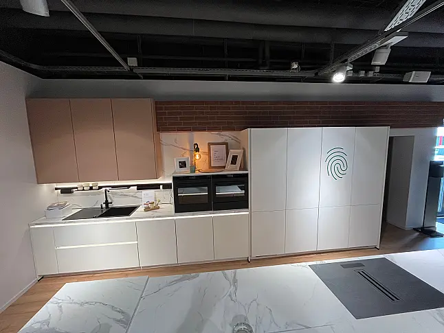 Exklusive Messeküche - Lackierte Fronten - Vorführküche - 2x Liebherr Kühl-Gefrier-Kühlschränke - LED-Beleuchtungen - Luxus pur - Inselarbeitsplatte aus Keramik