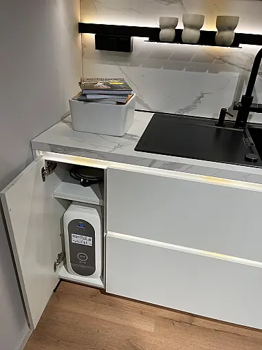 Exklusive Messeküche - Lackierte Fronten - Vorführküche - 2x Liebherr Kühl-Gefrier-Kühlschränke - LED-Beleuchtungen - Luxus pur - Inselarbeitsplatte aus Keramik