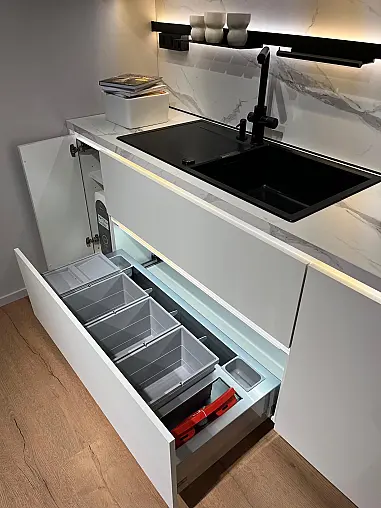 Exklusive Messeküche - Lackierte Fronten - Vorführküche - 2x Liebherr Kühl-Gefrier-Kühlschränke - LED-Beleuchtungen - Luxus pur - Inselarbeitsplatte aus Keramik