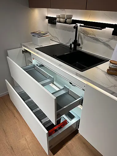 Exklusive Messeküche - Lackierte Fronten - Vorführküche - 2x Liebherr Kühl-Gefrier-Kühlschränke - LED-Beleuchtungen - Luxus pur - Inselarbeitsplatte aus Keramik
