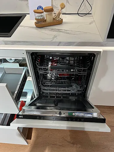 Exklusive Messeküche - Lackierte Fronten - Vorführküche - 2x Liebherr Kühl-Gefrier-Kühlschränke - LED-Beleuchtungen - Luxus pur - Inselarbeitsplatte aus Keramik