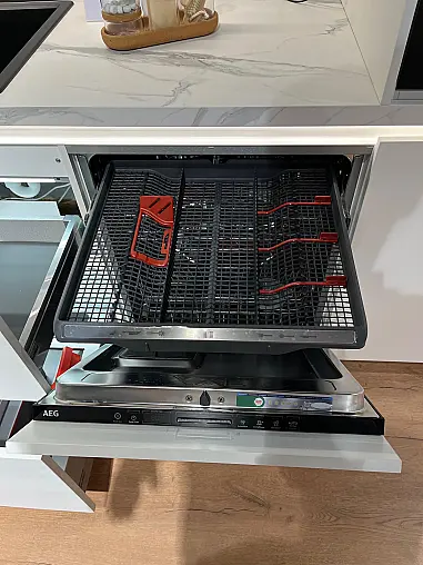 Exklusive Messeküche - Lackierte Fronten - Vorführküche - 2x Liebherr Kühl-Gefrier-Kühlschränke - LED-Beleuchtungen - Luxus pur - Inselarbeitsplatte aus Keramik