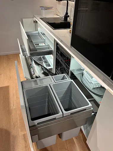 Exklusive Messeküche - Lackierte Fronten - Vorführküche - 2x Liebherr Kühl-Gefrier-Kühlschränke - LED-Beleuchtungen - Luxus pur - Inselarbeitsplatte aus Keramik
