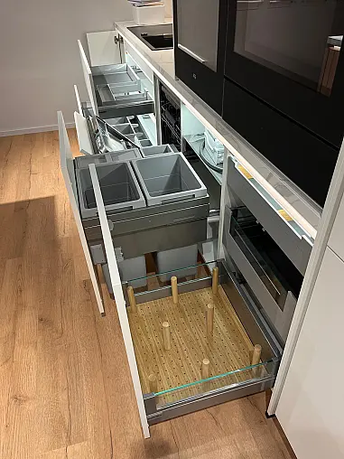 Exklusive Messeküche - Lackierte Fronten - Vorführküche - 2x Liebherr Kühl-Gefrier-Kühlschränke - LED-Beleuchtungen - Luxus pur - Inselarbeitsplatte aus Keramik
