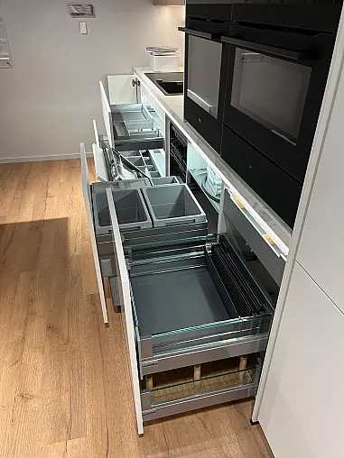 Exklusive Messeküche - Lackierte Fronten - Vorführküche - 2x Liebherr Kühl-Gefrier-Kühlschränke - LED-Beleuchtungen - Luxus pur - Inselarbeitsplatte aus Keramik