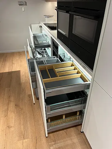 Exklusive Messeküche - Lackierte Fronten - Vorführküche - 2x Liebherr Kühl-Gefrier-Kühlschränke - LED-Beleuchtungen - Luxus pur - Inselarbeitsplatte aus Keramik