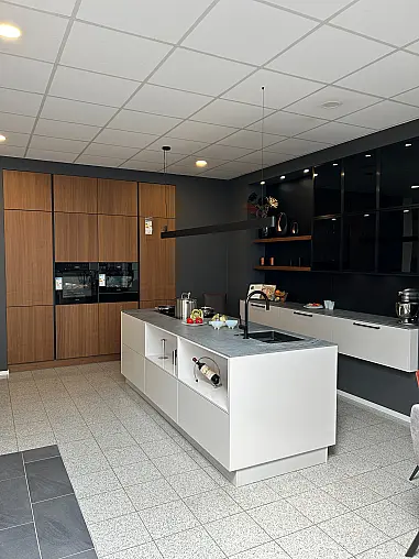 Moderne Häcker Küche in Systemat AV2130 Satin UV Hochglanz/ AV6023- GL Nussbaum elegant furniert Rillenfront