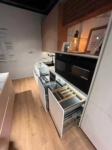 Exklusive Messeküche - Lackierte Fronten - Vorführküche - 2x Liebherr Kühl-Gefrier-Kühlschränke - LED-Beleuchtungen - Luxus pur - Inselarbeitsplatte aus Keramik