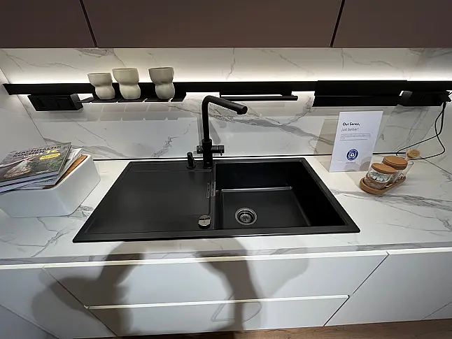 Exklusive Messeküche - Lackierte Fronten - Vorführküche - 2x Liebherr Kühl-Gefrier-Kühlschränke - LED-Beleuchtungen - Luxus pur - Inselarbeitsplatte aus Keramik