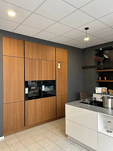 Moderne Häcker Küche in Systemat AV2130 Satin UV Hochglanz/ AV6023- GL Nussbaum elegant furniert Rillenfront