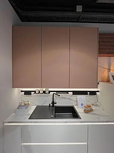 Exklusive Messeküche - Lackierte Fronten - Vorführküche - 2x Liebherr Kühl-Gefrier-Kühlschränke - LED-Beleuchtungen - Luxus pur - Inselarbeitsplatte aus Keramik