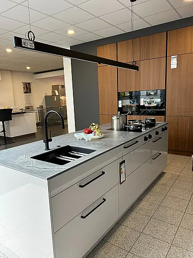 Moderne Häcker Küche in Systemat AV2130 Satin UV Hochglanz/ AV6023- GL Nussbaum elegant furniert Rillenfront