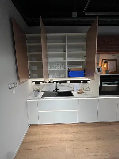 Exklusive Messeküche - Lackierte Fronten - Vorführküche - 2x Liebherr Kühl-Gefrier-Kühlschränke - LED-Beleuchtungen - Luxus pur - Inselarbeitsplatte aus Keramik