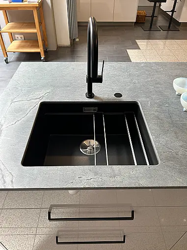 Moderne Häcker Küche in Systemat AV2130 Satin UV Hochglanz/ AV6023- GL Nussbaum elegant furniert Rillenfront