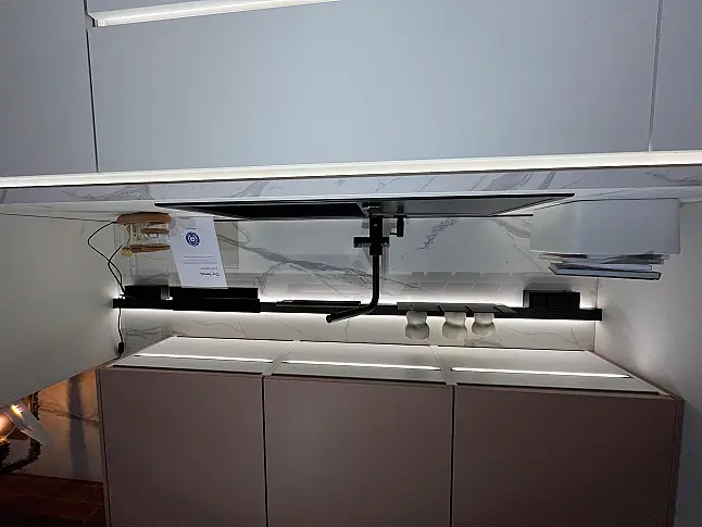 Exklusive Messeküche - Lackierte Fronten - Vorführküche - 2x Liebherr Kühl-Gefrier-Kühlschränke - LED-Beleuchtungen - Luxus pur - Inselarbeitsplatte aus Keramik