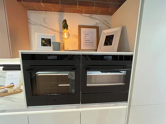 Exklusive Messeküche - Lackierte Fronten - Vorführküche - 2x Liebherr Kühl-Gefrier-Kühlschränke - LED-Beleuchtungen - Luxus pur - Inselarbeitsplatte aus Keramik