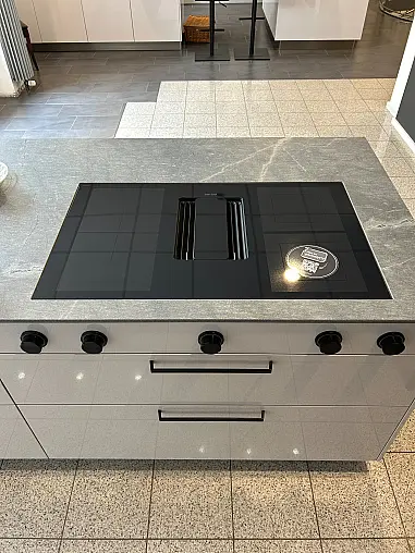 Moderne Häcker Küche in Systemat AV2130 Satin UV Hochglanz/ AV6023- GL Nussbaum elegant furniert Rillenfront