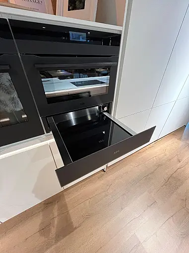 Exklusive Messeküche - Lackierte Fronten - Vorführküche - 2x Liebherr Kühl-Gefrier-Kühlschränke - LED-Beleuchtungen - Luxus pur - Inselarbeitsplatte aus Keramik