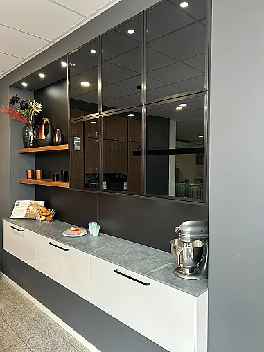 Moderne Häcker Küche in Systemat AV2130 Satin UV Hochglanz/ AV6023- GL Nussbaum elegant furniert Rillenfront
