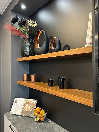 Moderne Häcker Küche in Systemat AV2130 Satin UV Hochglanz/ AV6023- GL Nussbaum elegant furniert Rillenfront