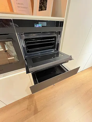 Exklusive Messeküche - Lackierte Fronten - Vorführküche - 2x Liebherr Kühl-Gefrier-Kühlschränke - LED-Beleuchtungen - Luxus pur - Inselarbeitsplatte aus Keramik