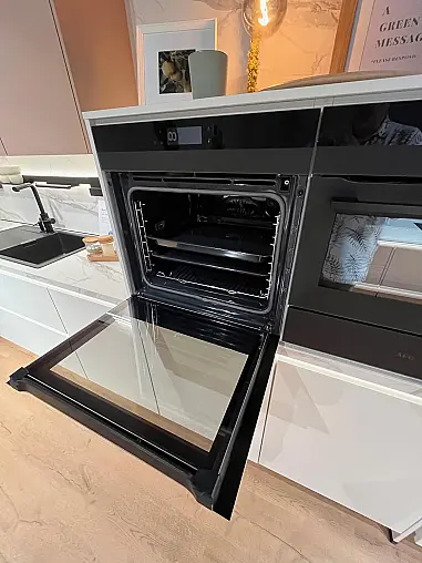 Exklusive Messeküche - Lackierte Fronten - Vorführküche - 2x Liebherr Kühl-Gefrier-Kühlschränke - LED-Beleuchtungen - Luxus pur - Inselarbeitsplatte aus Keramik