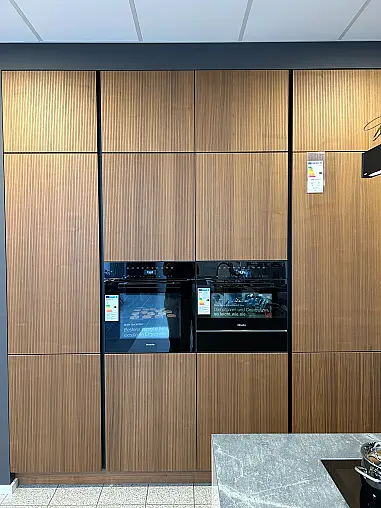 Moderne Häcker Küche in Systemat AV2130 Satin UV Hochglanz/ AV6023- GL Nussbaum elegant furniert Rillenfront