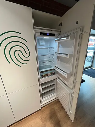 Exklusive Messeküche - Lackierte Fronten - Vorführküche - 2x Liebherr Kühl-Gefrier-Kühlschränke - LED-Beleuchtungen - Luxus pur - Inselarbeitsplatte aus Keramik